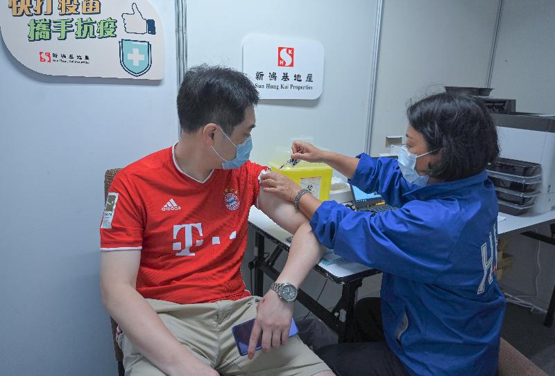The Secretary for the Civil Service, Mr Patrick Nip, visited the headquarters of Sun Hung Kai Properties in Wan Chai today (June 15) to view the administering of a COVID-19 vaccine to staff members of the company as arranged by the Government's outreach vaccination service. Photo shows a staff member of the company receiving his COVID-19 vaccination.