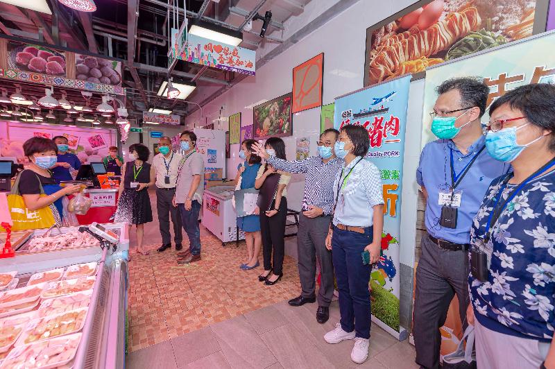 Members of the Hong Kong Housing Authority's (HA's) Commercial Properties Committee (CPC) today (June 16) visited the HA's non-domestic facilities in public housing estates. Photo shows CPC members touring around Shek Mun Shopping Centre in Sha Tin. The shopping centre was opened in 2019 with a total retail area of about 2 400 square metres comprising 23 shops. There is also a Single Operator Market of about 900 sq m inside the shopping centre.