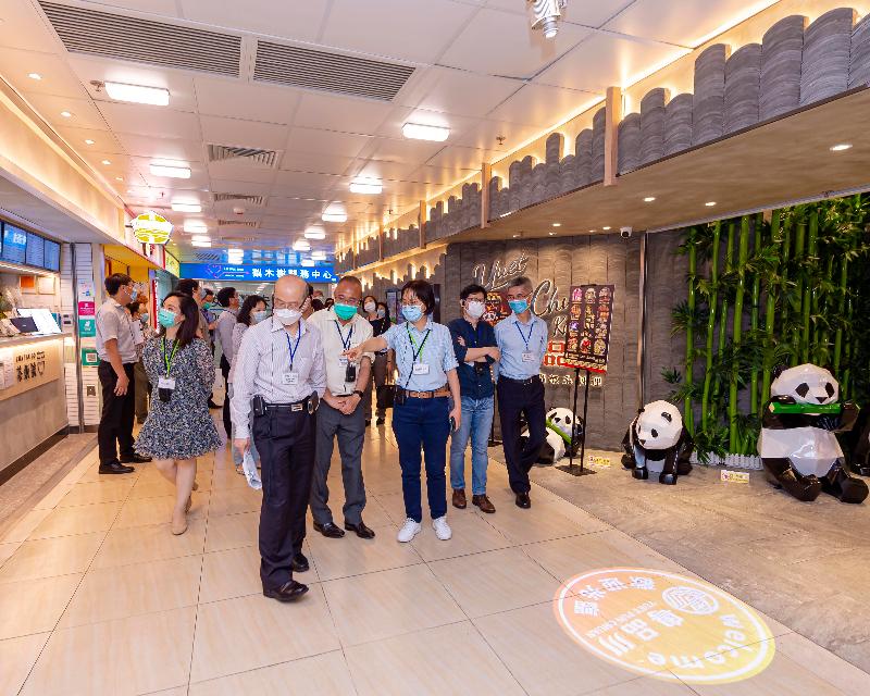 Members of the Hong Kong Housing Authority's (HA's) Commercial Properties Committee (CPC) today (June 16) visited the HA's non-domestic facilities in public housing estates. Photo shows CPC members at Lei Muk Shue Shopping Centre in Tsuen Wan. For better utilisation of resources and enhancing the business environment, the shopping centre has undergone improvement works earlier, which was completed in May last year.