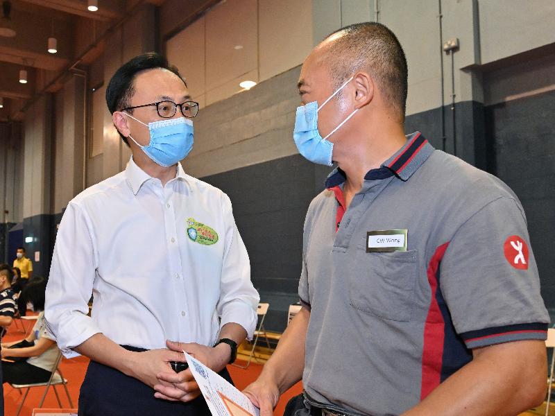 The Secretary for the Civil Service, Mr Patrick Nip, and the Secretary for Transport and Housing, Mr Frank Chan Fan, visited the Kowloon Bay Depot of the MTR Corporation Limited (MTRCL) today (June 17) to view the administering of a COVID-19 vaccine to staff members of the MTRCL as arranged by the Government's outreach vaccination service. Photo shows Mr Nip chatting with a staff member of the MTRCL who was vaccinated.