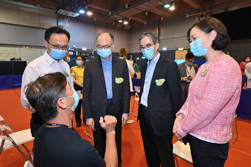 The Secretary for the Civil Service, Mr Patrick Nip, and the Secretary for Transport and Housing, Mr Frank Chan Fan, visited the Kowloon Bay Depot of the MTR Corporation Limited (MTRCL) today (June 17) to view the administering of a COVID-19 vaccine to staff members of the MTRCL as arranged by the Government's outreach vaccination service. Photo shows (from left) Mr Nip; Mr Chan; the Managing Director - Operations and Mainland Business of the MTRCL, Mr Adi Lau; and the Commercial Director of the MTRCL, Ms Jeny Yeung, chatting with a staff member of the MTRCL who was vaccinated.