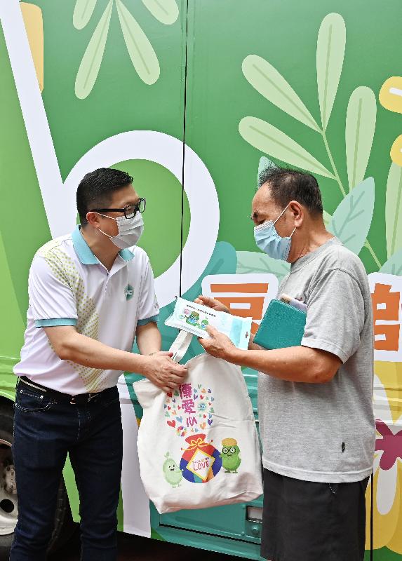 Senior Police Call (SPC) held the “SPC Share the Love 2021” today (June 19). Photo shows the Commissioner of Police, Mr Tang Ping-keung, distributing a blessing bag to a senior citizen.