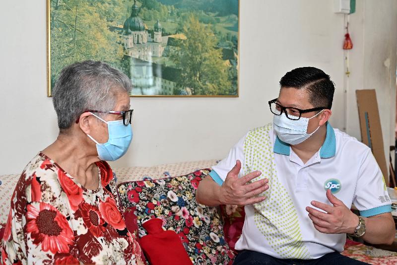Senior Police Call (SPC) held the “SPC Share the Love 2021” today (June 19). Photo shows the Commissioner of Police, Mr Tang Ping-keung, visiting and distributing a blessing bag to a senior citizen.