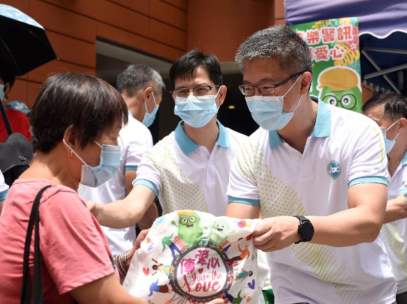 Senior Police Call (SPC) held the “SPC Share the Love 2021” today (June 19). Photo shows the Deputy Commissioner of Police (Operations), Mr Siu Chak-yee (first right), distributing a blessing bag to a senior citizen.
