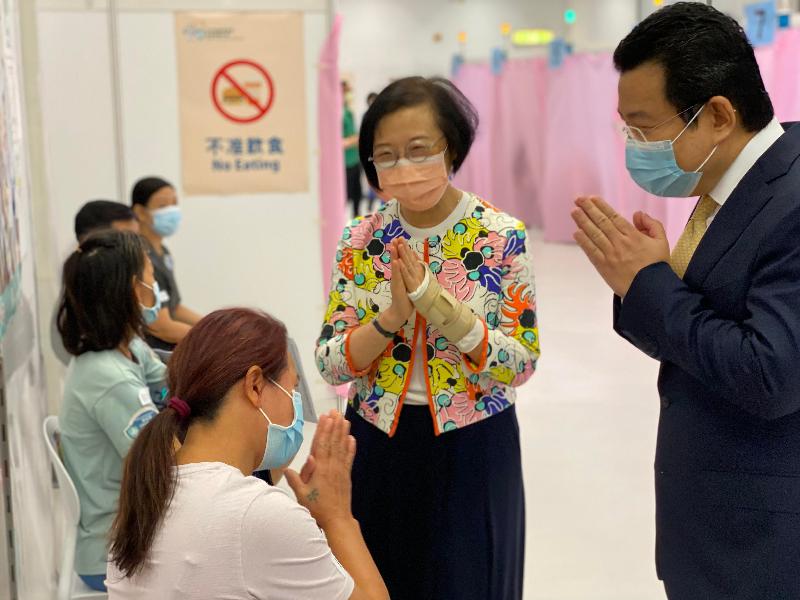 The Secretary for Food and Health, Professor Sophia Chan, today (June 20) visited the Community Vaccination Centre at the Education Bureau Kowloon Tong Education Services Centre to view the administration of a COVID-19 vaccine for ethnic minority residents.