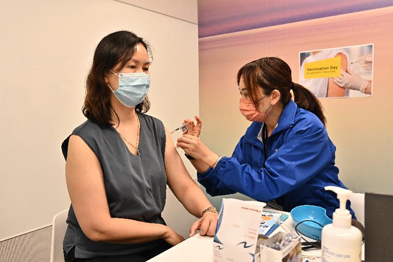 The Secretary for the Civil Service, Mr Patrick Nip, today (June 21) visited EY Office in Hong Kong to view the administering of a COVID-19 vaccine to staff members of the enterprise as arranged by the Government's outreach vaccination service. Photo shows a staff member of the enterprise receiving her COVID-19 vaccination.