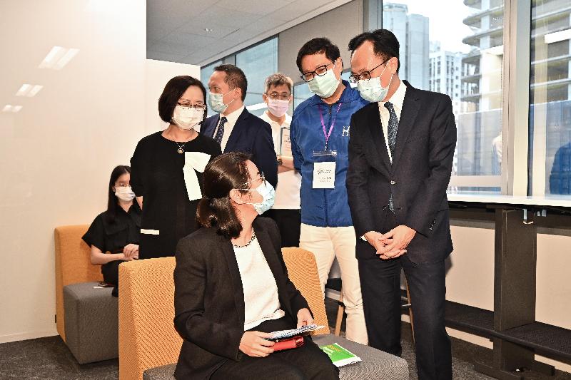 The Secretary for the Civil Service, Mr Patrick Nip, today (June 21) visited EY Office in Hong Kong to view the administering of a COVID-19 vaccine to staff members of the enterprise as arranged by the Government's outreach vaccination service. Photo shows Mr Nip (front row, right) and the Managing Partner, Hong Kong and Macau, EY, Ms Agnes Chan (second row, first left), chatting with Partner, Assurance, Hong Kong and Macau, EY, Ms Doris Leung (front row, left), who had received her COVID-19 vaccination.