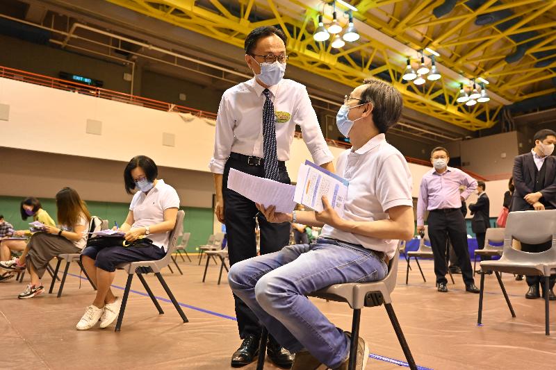 The Secretary for the Civil Service, Mr Patrick Nip, visited the Hong Kong University of Science and Technology today (June 23) to view the administering of COVID-19 vaccines on the campus to students and teaching staff of the university and others as arranged by the Government's outreach vaccination service. Photo shows Mr Nip (left) chatting with a teaching staff member about to receive his COVID-19 vaccination.