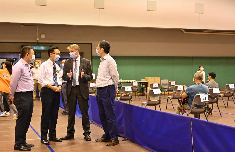 The Secretary for the Civil Service, Mr Patrick Nip, visited the Hong Kong University of Science and Technology (HKUST) today (June 23) to view the administering of COVID-19 vaccines on the campus to students and teaching staff of the university and others as arranged by the Government's outreach vaccination service. Photo shows Mr Nip (second left) chatting with the Vice-President for Administration and Business of HKUST, Mr Mark Hodgson (third left), and management staff of the university.