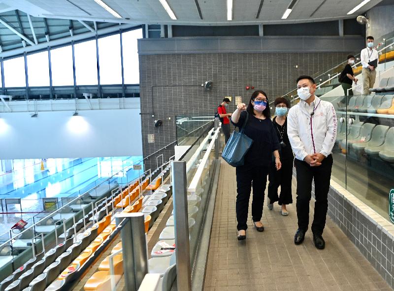 The Secretary for Home Affairs, Mr Caspar Tsui, visited Sun Yat Sen Memorial Park Swimming Pool today (June 24). Photo shows Mr Tsui (first right) inspecting the special measures adopted at the public swimming pool by the Leisure and Cultural Services Department.