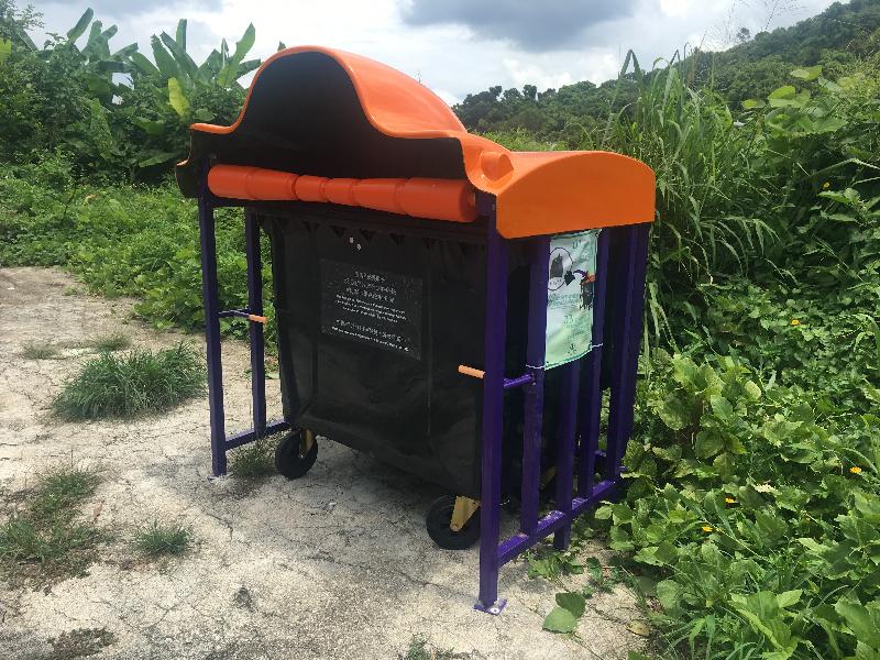 The Agriculture, Fisheries and Conservation Department today (June 24) announced that three newly designed types of wildlife-resistant refuse collection facilities are now in service after the completion of field trials and surveys to further reduce nuisance caused by wild animals such as wild pigs and monkeys rummaging through outdoor refuse collection facilities for food. Photo shows a large rubbish bin designed to block wild pig raids. The rubbish bin is housed in a fenced enclosure fixed to the ground to prevent wild pigs from pushing over the bin. The smaller opening and the roller of the enclosure prevent wild pigs from climbing into the bin.