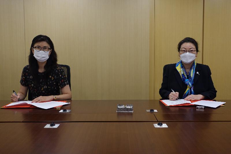 The Secretary for Justice, Ms Teresa Cheng, SC (right), signs a memorandum of understanding with the President of the Law Society of Hong Kong, Ms Melissa Pang (left), on the administration of the Legal Talent Recruitment Scheme (Trainee Solicitors) today (June 25).