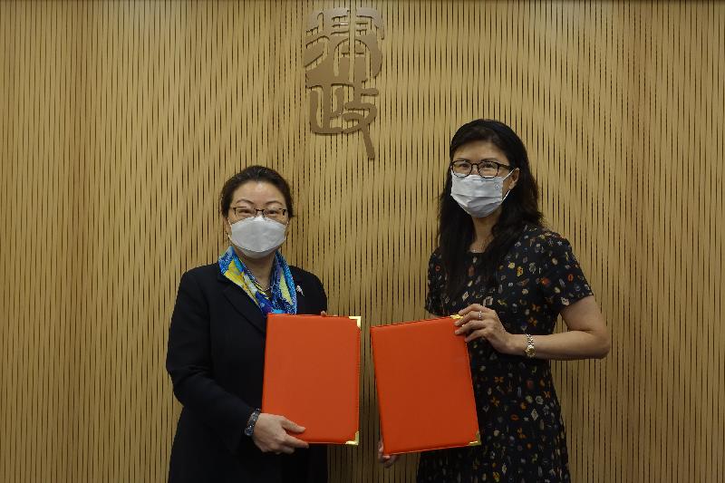 The Secretary for Justice, Ms Teresa Cheng, SC, signed a memorandum of understanding with the President of the Law Society of Hong Kong, Ms Melissa Pang, on the administration of the Legal Talent Recruitment Scheme (Trainee Solicitors) today (June 25). Photo shows Ms Cheng (left) and Ms Pang (right) exchanging the MoU after the signing ceremony.