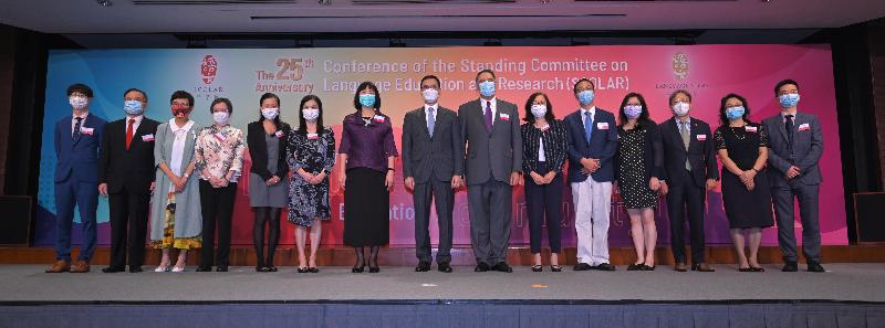 The Secretary for Education, Mr Kevin Yeung (centre), attended the 25th Anniversary Conference of the Standing Committee on Language Education and Research (SCOLAR) today (June 25). He is pictured with the Permanent Secretary for Education, Ms Michelle Li (seventh left); the Chairman of SCOLAR, Mr Lester Huang (seventh right), and members of SCOLAR.