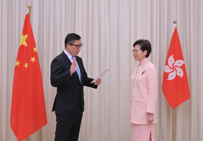 The new Secretary for Security, Mr Tang Ping-keung (left), takes the oath of office, witnessed by the Chief Executive, Mrs Carrie Lam (right), today (June 25).
