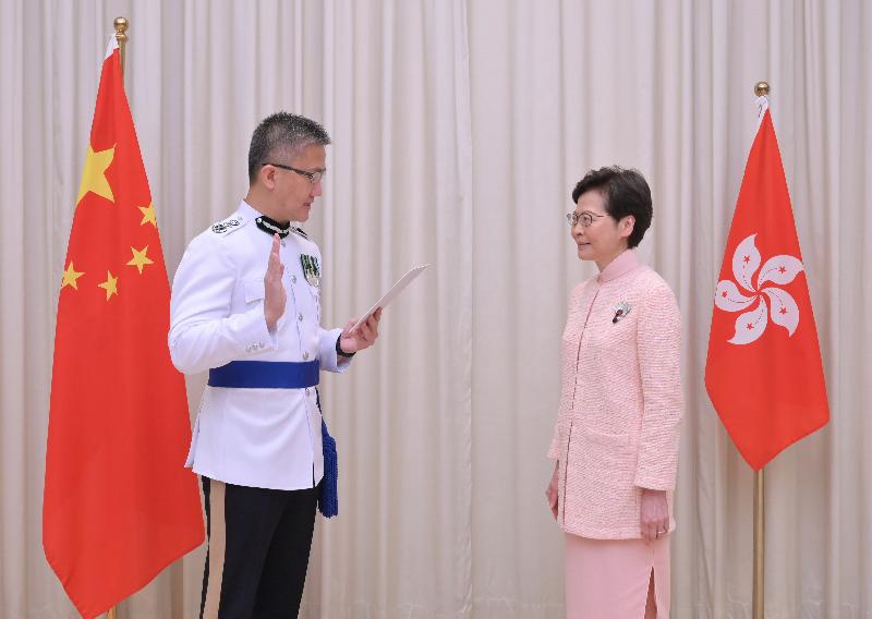 The new Commissioner of Police, Mr Siu Chak-yee (left), takes the oath of office, witnessed by the Chief Executive, Mrs Carrie Lam (right), today (June 25).