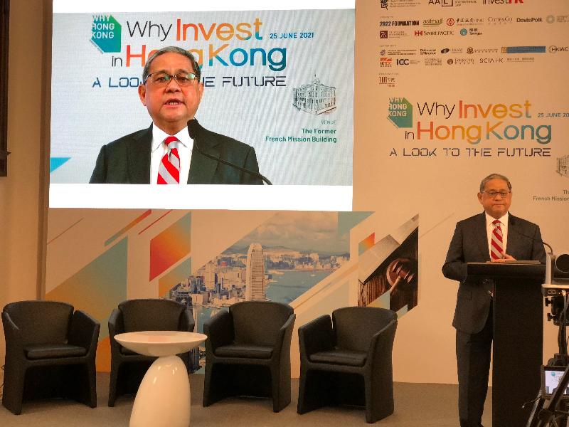 The "Why Invest in Hong Kong - A Look to the Future" webinar, co-organised by the Department of Justice, the Asian Academy of International Law and Invest Hong Kong, was held successfully today (June 25). Picture shows Chairman of Fung Group and 2022 Foundation, Dr Victor Fung, delivering the keynote speech.