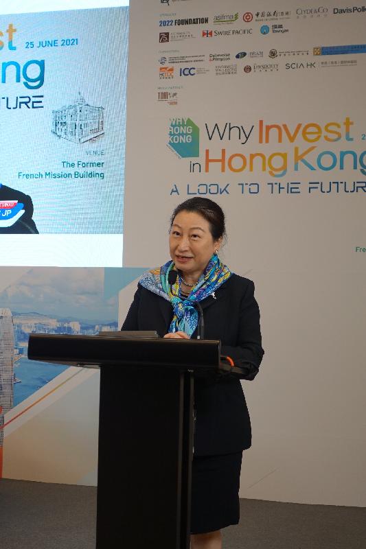 The "Why Invest in Hong Kong - A Look to the Future" webinar, co-organised by the Department of Justice, the Asian Academy of International Law and Invest Hong Kong, was held successfully today (June 25). Picture shows the Secretary for Justice, Ms Teresa Cheng, SC, delivering the closing remarks at the webinar. 