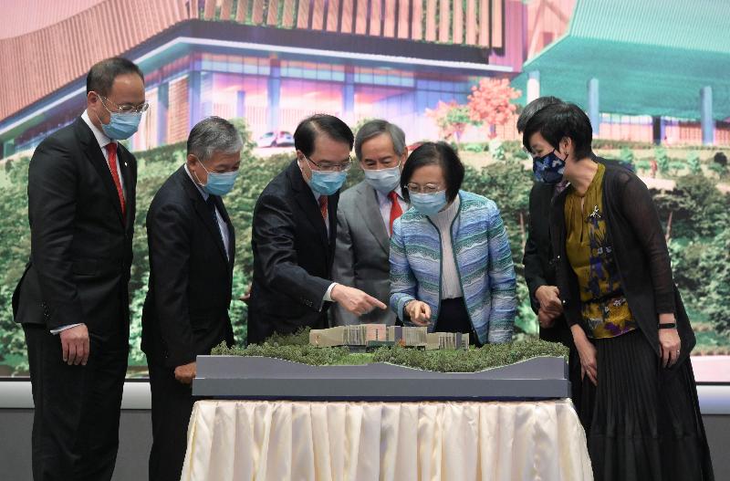 The Chinese Medicine Hospital (CMH) Commissioning Launch Ceremony was held today (June 28). Photo shows the Secretary for Food and Health, Professor Sophia Chan (third right), being briefed by the Project Director of the CMH Project Office, Dr Cheung Wai-lun (third left), on the future planning of the CMH after the CMH Commissioning Launch Ceremony.