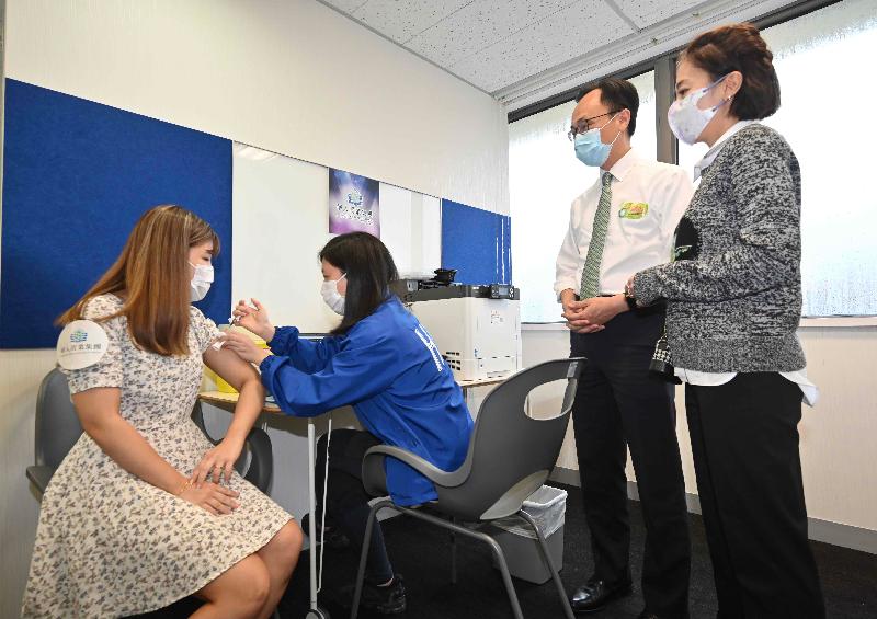 The Secretary for the Civil Service, Mr Patrick Nip (second right), and the Chief Executive Officer of Chinese Estates Holdings Limited, Ms Chan Hoi-wan (first right), today (June 28) viewed the administering of the BioNTech vaccine to staff members and tenants of Chinese Estates Holdings Limited as arranged by the Government's outreach vaccination service. Photo shows a staff member (first left) receiving her COVID-19 vaccination.