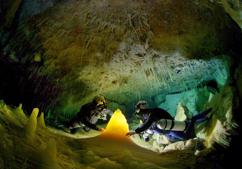 香港太空館七月一日起上映全新全天域電影《古洞透天機》。圖示《古洞透天機》劇照，兩位科研潛水員在巴哈馬群島的一個水晶洞穴內研究石筍。