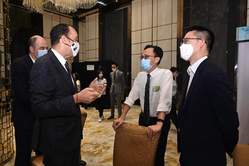 The Secretary for the Civil Service, Mr Patrick Nip and Executive Director of Sun Hung Kai Properties Limited Mr Adam Kwok jointly viewed the Government's outreach vaccination service at The Ritz-Carlton, Hong Kong in International Commerce Centre today (June 29). Photo shows Mr Nip (second right) and Mr Kwok (first right) chatting with General Manager of The Ritz-Carlton Hong Kong, Mr Pierre Perusset (second left). 