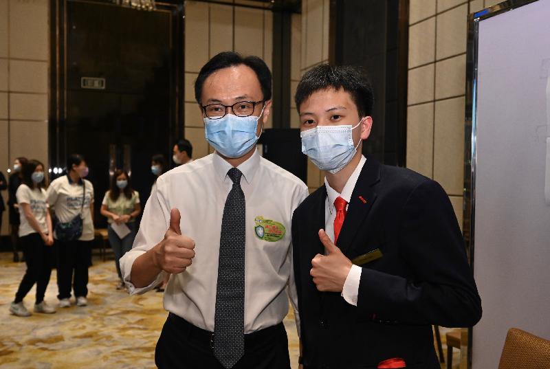 The Secretary for the Civil Service, Mr Patrick Nip, today (June 29) viewed the Government's outreach vaccination service at The Ritz-Carlton, Hong Kong in International Commerce Centre. Photo shows Mr Nip (left) taking a picture with a hotel staff member about to receive a COVID-19 vaccine.