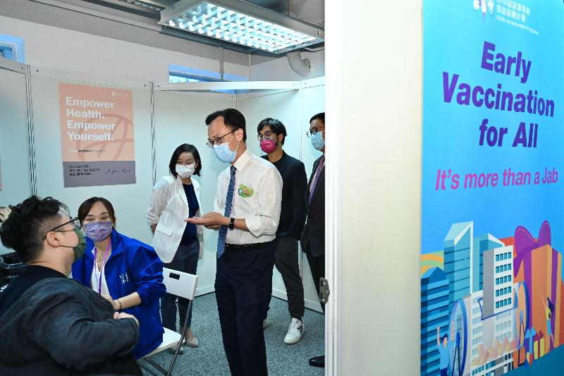 The Secretary for the Civil Service, Mr Patrick Nip, visited New World Tower in Central today (June 30) to view the administering of the BioNTech vaccine to staff members of New World Development Company Limited, as arranged by the Government's outreach vaccination service. Photo shows Mr Nip (third right) chatting with a staff member (first left) about to receive his vaccination. Also present are the Chief Executive Officer of New World Development Company Limited, Dr Adrian Cheng (second right), and Executive Director of New World Development Company Limited Ms Jenny Chiu (third left).