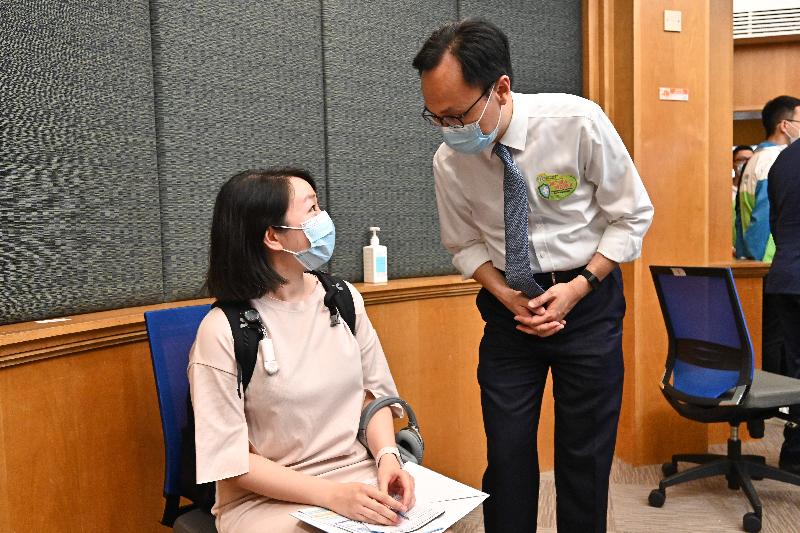 The Secretary for the Civil Service, Mr Patrick Nip, visited Hong Kong Baptist University today (June 30) to view the administering of a COVID-19 vaccine on the campus to students and teaching staff of the university as arranged by the Government's outreach vaccination service. Photo shows Mr Nip (right) chatting with a staff member about to receive her COVID-19 vaccination.