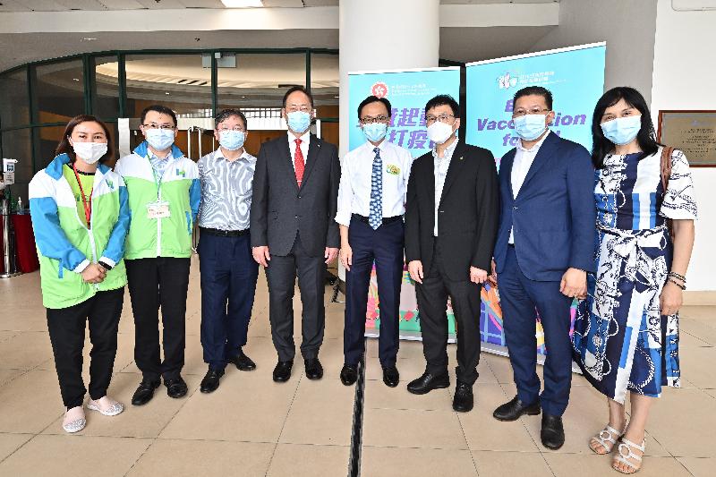 The Secretary for the Civil Service, Mr Patrick Nip, visited Hong Kong Baptist University (HKBU) today (June 30) to view the administering of a COVID-19 vaccine on the campus to students and teaching staff of the university as arranged by the Government's outreach vaccination service. Photo shows Mr Nip (fourth right); the President and Vice-Chancellor of HKBU, Professor Alexander Wai (fourth left); the Interim Provost of HKBU, Professor Rick Wong (third right); Vice-President (Research and Development) of HKBU, Professor Guo Yike (third left); and representatives from the medical team of the Community Vaccination Centre at Yau Oi Sports Centre, which provided the outreach service today, showing their support for the COVID-19 Vaccination Programme.