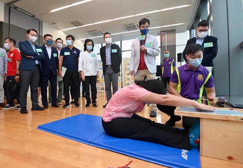 The Charter Signing Ceremony for the Territory-wide Physical Fitness Survey for the Community was held today (June 30) at Tsuen Wan Sports Centre. Photo shows the Secretary for Home Affairs, Mr Caspar Tsui (front row, fifth left), touring the fitness test station at the centre.
