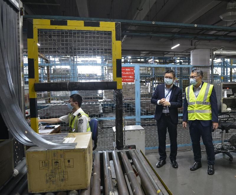 The Director-General of Civil Aviation, Mr Victor Liu (right), visits one of the cargo terminals at Hong Kong International Airport to observe the air cargo industry's implementation of the International Civil Aviation Organization's policy direction on air cargo security.