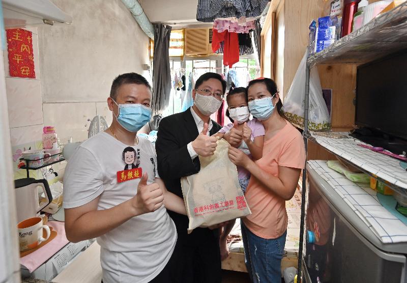 創新及科技局局長薛永恒（左二）今日（七月一日）參與香港科創義工聯盟「慶回歸 賀百年」社區送暖活動，向一戶劏房戶送上裝有STEM玩具和教材的福袋。

