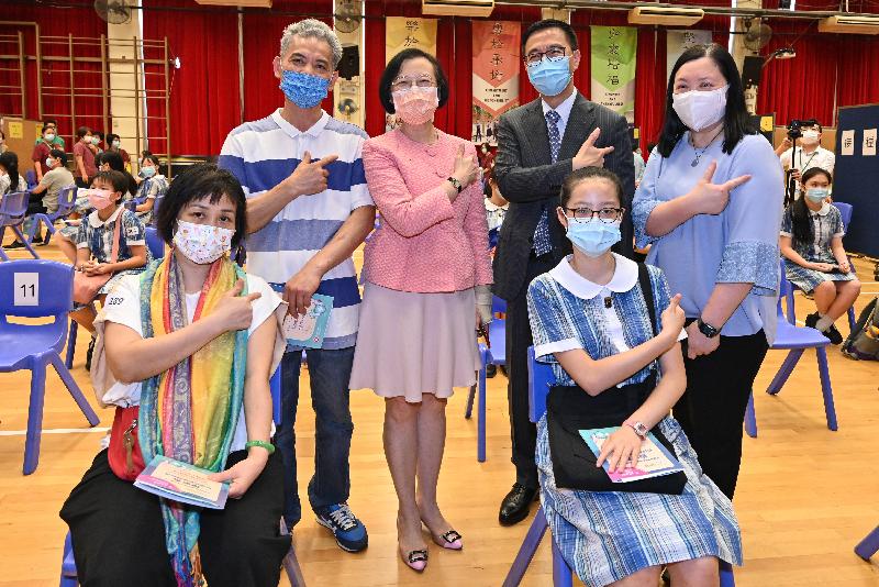 The Secretary for Food and Health, Professor Sophia Chan, and the Secretary for Education, Mr Kevin Yeung, today (July 2) visited Hong Kong Taoist Association Ching Chung Secondary School to inspect the operation of the outreach COVID-19 vaccination service at the school. Photo shows Professor Chan (back row, second left) and Mr Yeung (back row, second right) with a teacher as well as a student and parents participating in the outreach COVID-19 vaccination activity at the school. 
