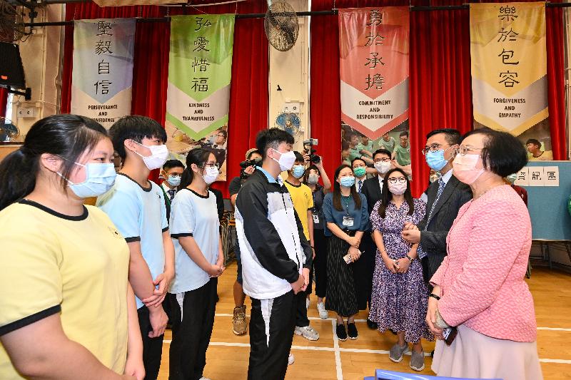 The Secretary for Food and Health, Professor Sophia Chan, and the Secretary for Education, Mr Kevin Yeung, today (July 2) visited Hong Kong Taoist Association Ching Chung Secondary School to inspect the operation of the outreach COVID-19 vaccination service at the school. Photo shows Professor Chan (first right) and Mr Yeung (second right) chatting with students participating in the outreach COVID-19 vaccination activity at the school.