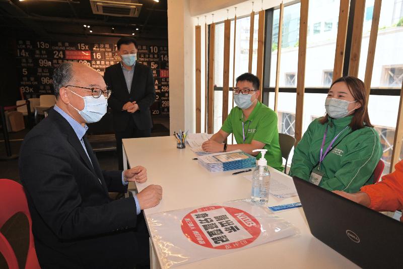 The Secretary for Transport and Housing, Mr Frank Chan Fan, today (July 5) visited the staff of the Kowloon Motor Bus Company (1933) Limited (KMB) and their family members who received COVID-19 vaccination at KMB's Kowloon Bay Depot. Photo shows Mr Chan (first left) chatting with helpers of the outreach vaccination service. Looking on is the KMB Administration Director, Mr Steve Hui (second left).
