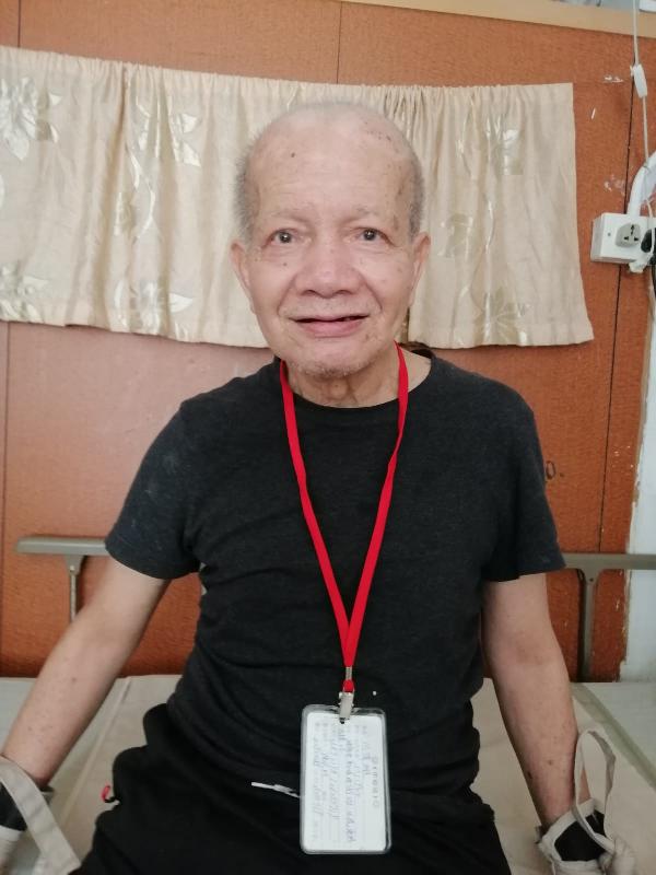 Ho Wei-hung, aged 76, is about 1.68 metres tall, 70 kilograms in weight and of medium build. He has a round face with yellow complexion and short white hair. He was last seen wearing a grey vest, black shorts and blue slippers.
