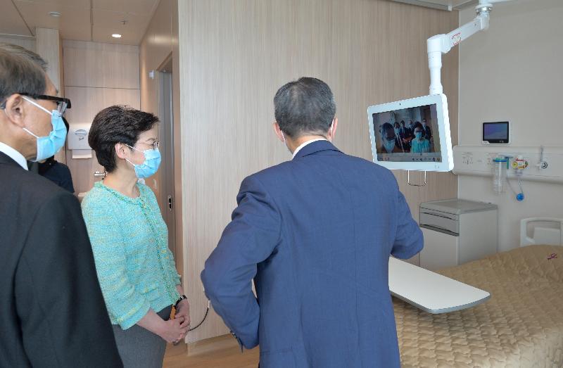 The Chief Executive, Mrs Carrie Lam, today (July 6) visited the Chinese University of Hong Kong (CUHK) Medical Centre in Sha Tin. Photo shows Mrs Lam (centre), accompanied by the Vice-Chancellor and President of the CUHK, Professor Rocky Tuan (left), and the Chief Executive Officer of the CUHK Medical Centre, Dr Fung Hong (right), touring a hospital ward in which each hospital bed is equipped with an infotainment panel facilitating Internet access, tele-visits and tele-consultations, etc.