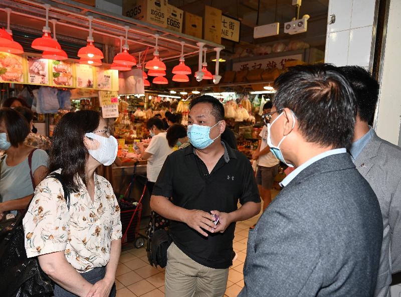 The Food and Environmental Hygiene Department (FEHD) attaches importance to the quality of the wireless network services in its public markets and also strives to promote the use of contactless payment in public markets. The FEHD, together with the relevant departments visited Luen Wo Hui Market in North District and Tai Wai Market in Sha Tin District today (July 6), and exchanged views with their stall representatives. Photo shows the Deputy Director of Food and Environmental Hygiene, Miss Diane Wong (first left), learning about the reception of WiFi signal in Luen Wo Hui Market.


