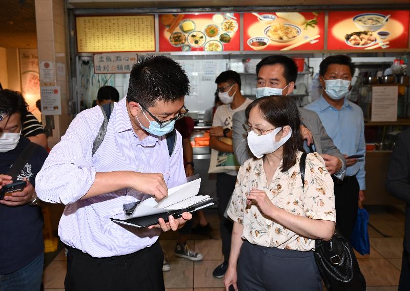 The Food and Environmental Hygiene Department (FEHD) attaches importance to the quality of the wireless network services in its public markets and also strives to promote the use of contactless payment in public markets. The FEHD, together with the relevant departments visited Luen Wo Hui Market in North District and Tai Wai Market in Sha Tin District today (July 6), and exchanged views with their stall representatives. Photo shows the Deputy Director of Food and Environmental Hygiene, Miss Diane Wong (front row, right), learning about the reception of WiFi signal in Luen Wo Hui Market.
