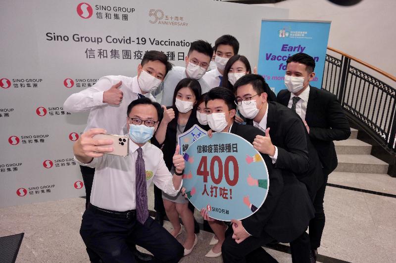 The Secretary for the Civil Service, Mr Patrick Nip, visited Empire Centre in Tsim Sha Tsui today (July 7) to view the administering of the Sinovac vaccine to staff members of Sino Group, as arranged by the Government's outreach vaccination service. Photo shows Mr Nip (front row, first left) taking a selfie with staff members of the group.