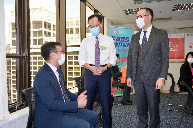 The Secretary for the Civil Service, Mr Patrick Nip, visited Empire Centre in Tsim Sha Tsui today (July 7) to view the administering of the Sinovac vaccine to staff members of Sino Group, as arranged by the Government's outreach vaccination service. Photo shows Mr Nip (centre) and the Deputy Chairman of Sino Group, Mr Daryl Ng (right), chatting with a staff member who was vaccinated.