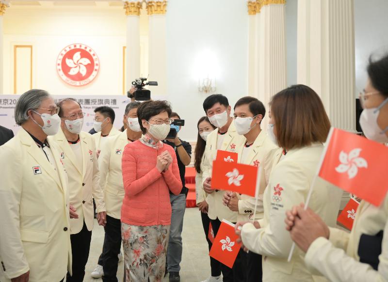 行政長官林鄭月娥（中）今日（七月八日）在東京2020奧運會中國香港代表團授旗典禮與代表團成員交談。