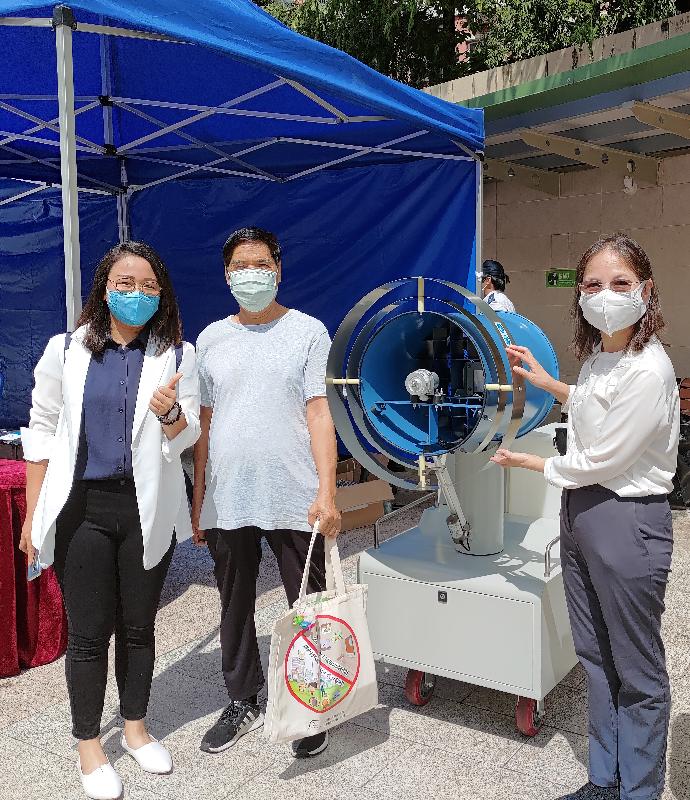 食物環境衞生署副署長黃淑嫻（右）昨日（七月八日）向地區人士簡介防治蟲鼠及防治蚊患的最新科技和設備。