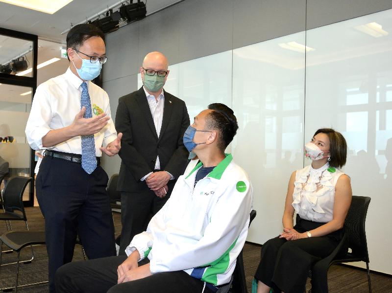 The Secretary for the Civil Service, Mr Patrick Nip, viewed the administering of a COVID-19 vaccine by the Government's outreach vaccination service at Manulife Hong Kong today (July 13). Photo shows Mr Nip (first left) chatting with a person (second right) about to receive his vaccination. Also present is the Chief Executive Officer of Manulife Hong Kong, Mr Damien Green (second left).