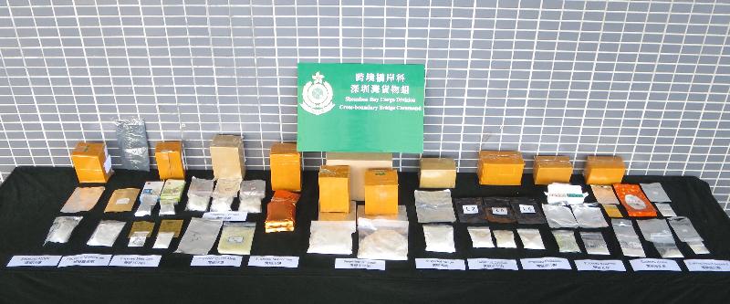 香港海關昨日（七月十二日）在深圳灣管制站檢獲十三種共約三點七公斤懷疑毒品，包括大麻、可卡因、冰毒、氯胺酮和海洛英，估計市值約一百四十萬元。圖示檢獲的懷疑毒品。