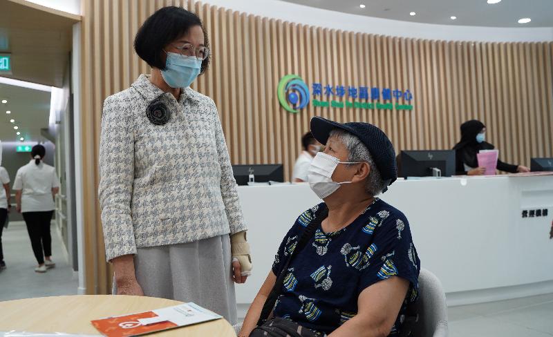 The Secretary for Food and Health, Professor Sophia Chan, inspected Sham Shui Po District Health Centre to learn about the operation and primary healthcare services of the centre this afternoon (July 13). Photo shows Professor Chan chatting with a user to listen to her views on the services.