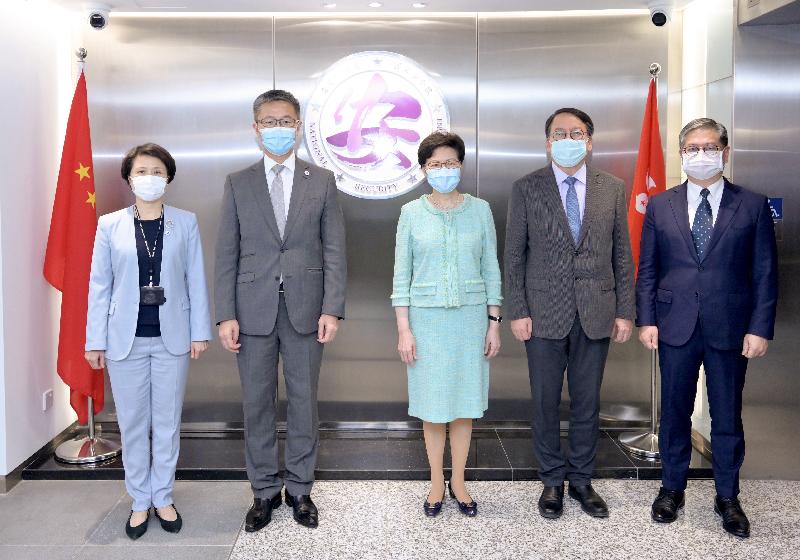 The Chief Executive, Mrs Carrie Lam, who chairs the Committee for Safeguarding National Security of the Hong Kong Special Administrative Region (HKSAR), visited the National Security Department of the Hong Kong Police Force today (July 14). Picture shows Mrs Lam (centre) with the Commissioner of Police, Mr Siu Chak-yee (second left) and others.