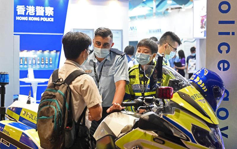The Police Force introduces its work and provides recruitment information to visitors at the four-day Education and Careers Expo 2021 starting today (July 15). Photo shows a non-ethnic Chinese officer introducing Police works to visitors.