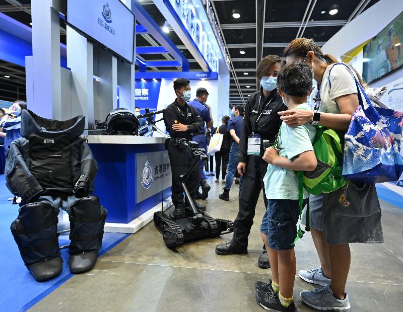 The Police Force introduces its work and provides recruitment information to visitors at the four-day Education and Careers Expo 2021 starting today (July 15). Photo shows an Explosive Ordnance Disposal Bureau officer briefing visitors on their areas of work and equipment.